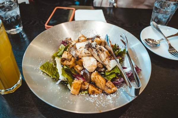 Come creare un piatto unico bilanciato per una cena salutare e rapida: idee e consigli